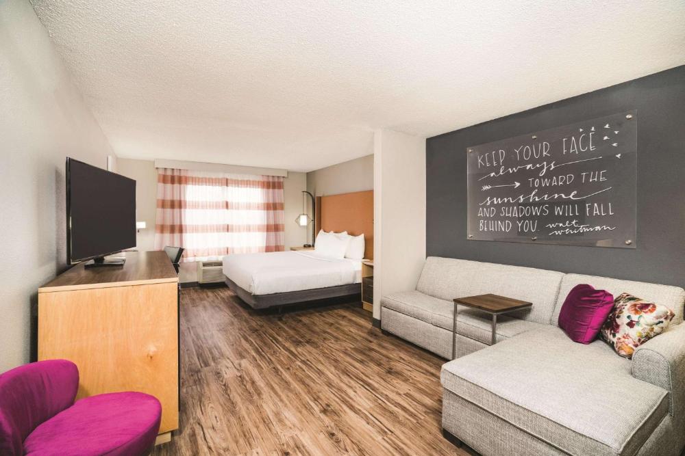 King Room with Roll-in Shower - Mobility Access/Non-Smoking interior